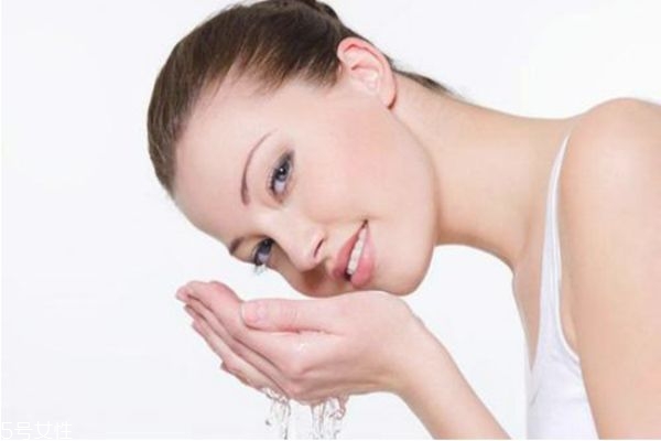 冬天用什么化妝水好 讓你水潤肌膚 冬天用什么化妝水好 讓你水潤肌膚