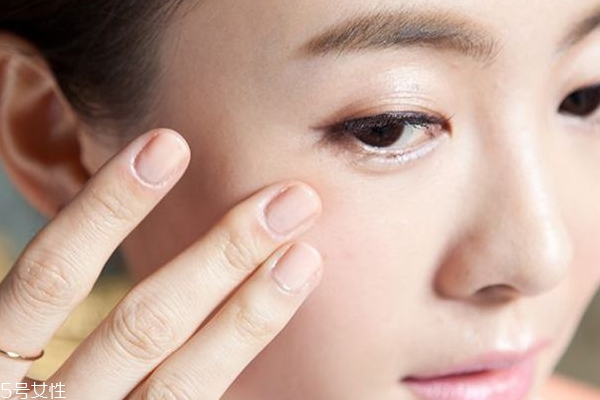 臉上為什么會長斑點 斑點狂長原因 臉上為什么會長斑點 斑點狂長原因