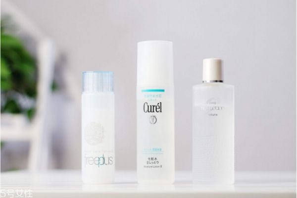 化妝水可以補水嗎 化妝水使用小技巧 化妝水可以補水嗎 化妝水使用小技巧