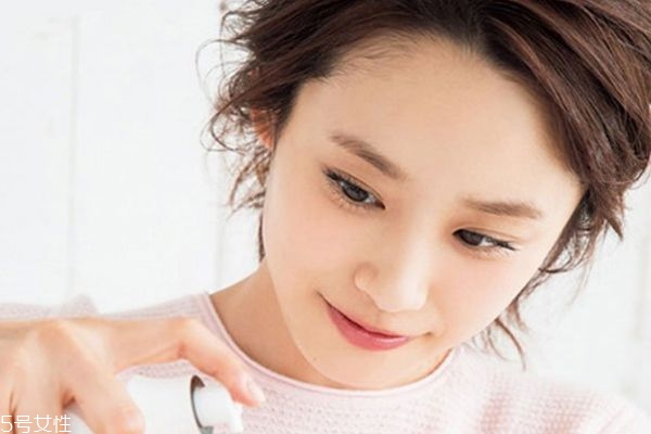 精華液怎么涂抹 精華液使用誤區(qū) 精華液怎么涂抹 精華液使用誤區(qū)