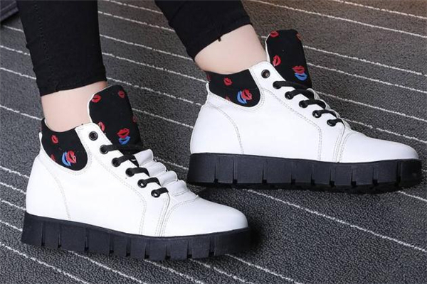 冬天小白鞋怎么搭配？省心搭配get起來