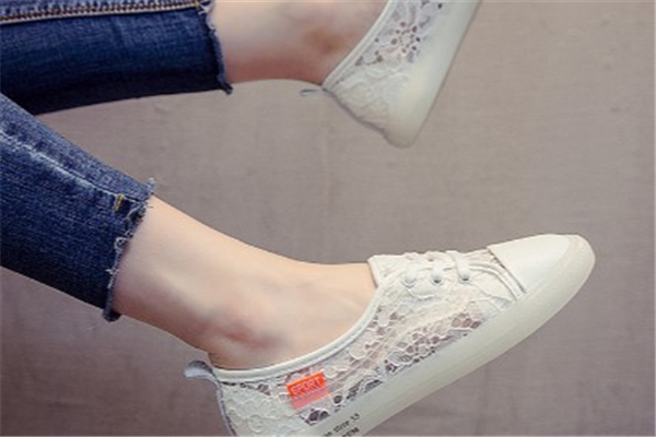 冬天小白鞋怎么搭配？省心搭配get起來