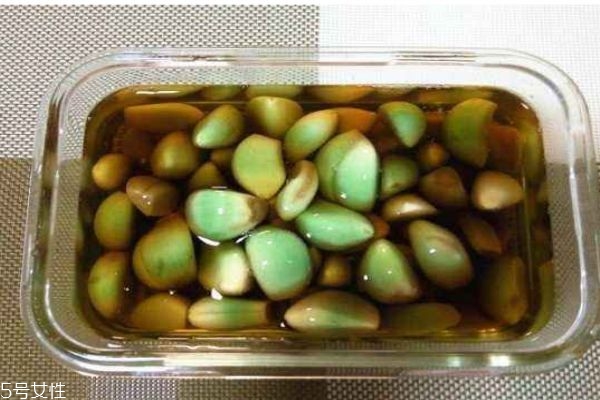 臘八蒜的危害 腌制大蒜變綠能吃嗎 臘八蒜的危害 腌制大蒜變綠能吃嗎
