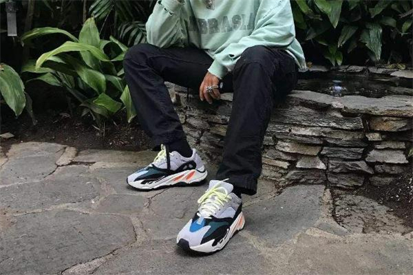 yeezy 700腳感很硬嗎 新鞋有一點硬 yeezy 700腳感很硬嗎 新鞋有一點硬