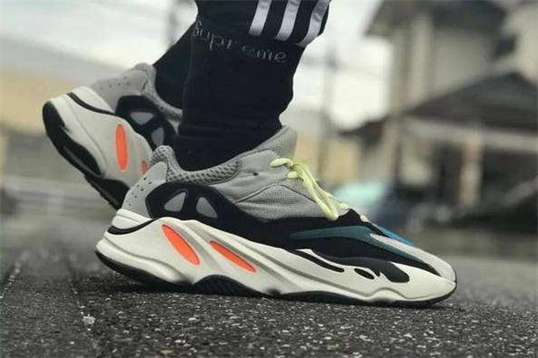 yeezy 700腳感很硬嗎 新鞋有一點硬 yeezy 700腳感很硬嗎 新鞋有一點硬