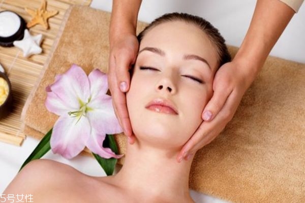 臉上擦護膚品刺痛 不僅僅是因為缺水 臉上擦護膚品刺痛 不僅僅是因為缺水