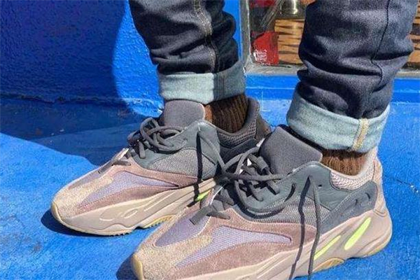 yeezy500和700哪個(gè)好 500更便宜 yeezy500和700哪個(gè)好 500更便宜