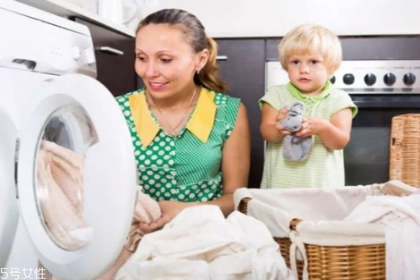 衣服被染色了怎么洗掉 肥皂堿水混合液清洗法 衣服被染色了怎么洗掉 肥皂堿水混合液清洗法