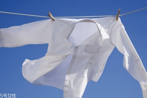 衣服被染色了怎么洗掉 肥皂堿水混合液清洗法 衣服被染色了怎么洗掉 肥皂堿水混合液清洗法