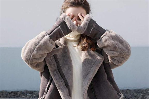 羊羔毛和羊羔絨的區(qū)別 是兩種不同的羊毛 羊羔毛和羊羔絨的區(qū)別 是兩種不同的羊毛