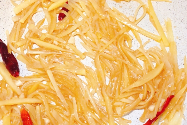 酸辣土豆絲要不要焯水 不需要經(jīng)過焯水 酸辣土豆絲要不要焯水 不需要經(jīng)過焯水