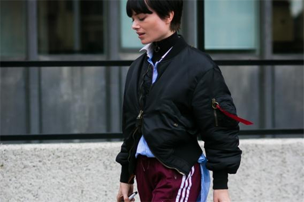 飛行夾克配什么襯衫 輕松玩轉(zhuǎn)冬季衣柜 飛行夾克配什么襯衫 輕松玩轉(zhuǎn)冬季衣柜