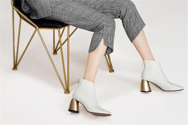 粗跟短靴搭配什么褲子 這幾款都很顯高 粗跟短靴搭配什么褲子 這幾款都很顯高