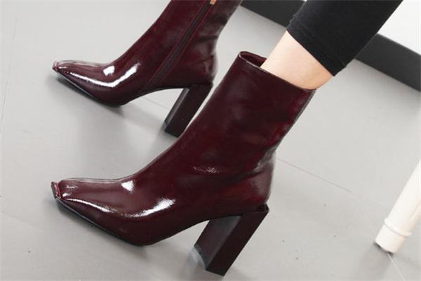 粗跟短靴搭配什么褲子 這幾款都很顯高 粗跟短靴搭配什么褲子 這幾款都很顯高