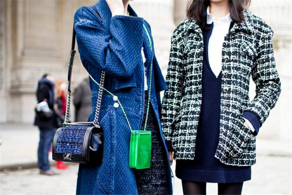 斜挎包背左邊還是右邊 看個人習(xí)慣 斜挎包背左邊還是右邊 看個人習(xí)慣