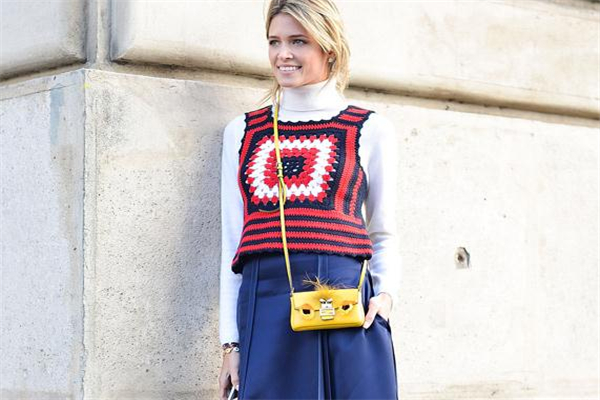 斜挎包背左邊還是右邊 看個人習(xí)慣 斜挎包背左邊還是右邊 看個人習(xí)慣