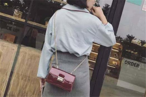 斜挎包背左邊還是右邊 看個人習(xí)慣 斜挎包背左邊還是右邊 看個人習(xí)慣