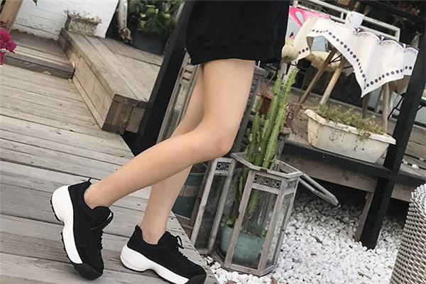 內(nèi)增高鞋穿著舒服嗎 要看具體款式 內(nèi)增高鞋穿著舒服嗎 要看具體款式