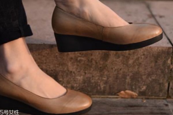 皮鞋變硬怎么辦 6招讓你的鞋子軟起來 皮鞋變硬怎么辦 6招讓你的鞋子軟起來