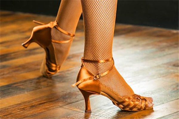 拉丁舞鞋怎么選 記住這些要點 拉丁舞鞋怎么選 記住這些要點