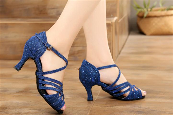 拉丁舞鞋怎么穿 一定要扣緊 拉丁舞鞋怎么穿 一定要扣緊