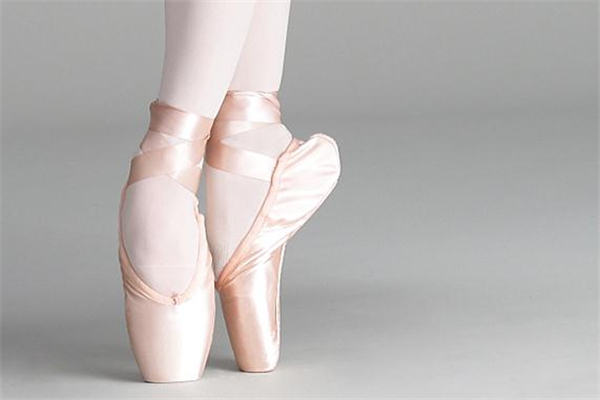 足尖鞋怎樣穿才不會疼 要先掰軟 足尖鞋怎樣穿才不會疼 要先掰軟