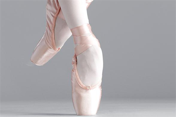 足尖鞋怎樣穿才不會疼 要先掰軟 足尖鞋怎樣穿才不會疼 要先掰軟