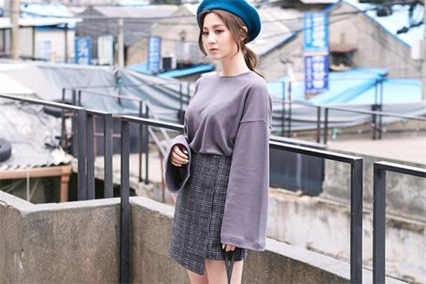 格子半身裙配什么上衣 毛衣是最佳搭檔 格子半身裙配什么上衣 毛衣是最佳搭檔