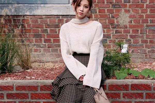 格子半身裙配什么上衣 毛衣是最佳搭檔 格子半身裙配什么上衣 毛衣是最佳搭檔