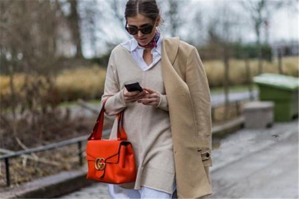 冬天背什么顏色的包包 搭對(duì)才是真時(shí)髦 冬天背什么顏色的包包 搭對(duì)才是真時(shí)髦