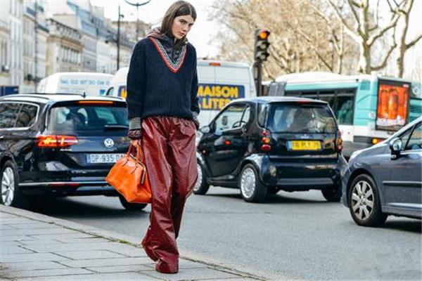 冬天背什么顏色的包包 搭對(duì)才是真時(shí)髦 冬天背什么顏色的包包 搭對(duì)才是真時(shí)髦
