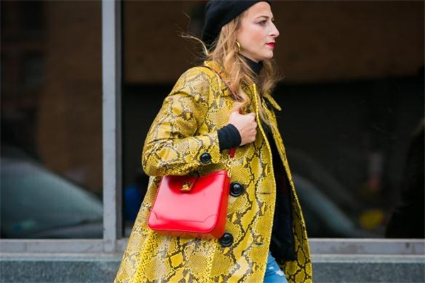 冬天背什么顏色的包包 搭對(duì)才是真時(shí)髦 冬天背什么顏色的包包 搭對(duì)才是真時(shí)髦