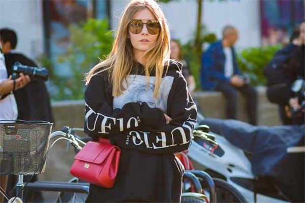 冬天背什么顏色的包包 搭對(duì)才是真時(shí)髦 冬天背什么顏色的包包 搭對(duì)才是真時(shí)髦