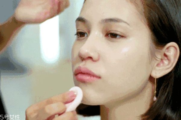 化妝的順序是什么 化妝時(shí)應(yīng)注意 化妝的順序是什么 化妝時(shí)應(yīng)注意