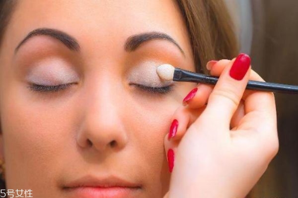 化妝有哪些誤區(qū) 新手化妝入門小訣竅有哪些 化妝有哪些誤區(qū) 新手化妝入門小訣竅有哪些