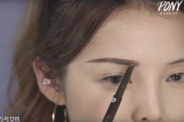 化妝的順序是什么 化妝時(shí)應(yīng)注意 化妝的順序是什么 化妝時(shí)應(yīng)注意