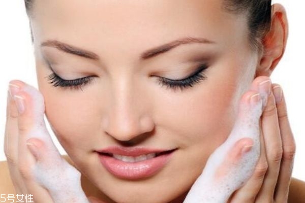 臉上長(zhǎng)閉口怎么辦 閉口如何清除 臉上長(zhǎng)閉口怎么辦 閉口如何清除