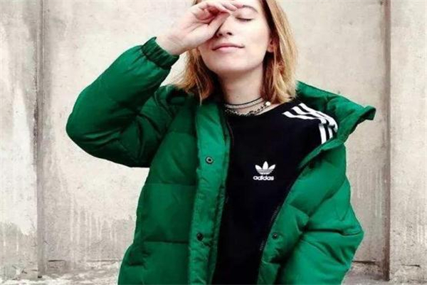 小個(gè)子怎么挑選羽絨服 版型顏色都很重要