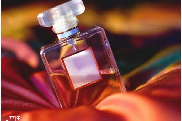 香水為什么分前中后調(diào) 香水小知識(shí) 香水為什么分前中后調(diào) 香水小知識(shí)