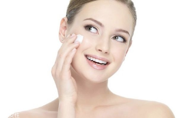 爽膚水有哪些用法 爽膚水正確使用方法 爽膚水有哪些用法 爽膚水正確使用方法