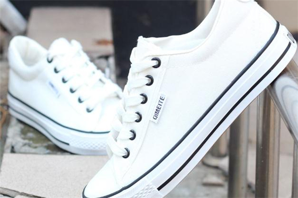 帆布鞋和運動鞋的區(qū)別 材質(zhì)功能都不同 帆布鞋和運動鞋的區(qū)別 材質(zhì)功能都不同