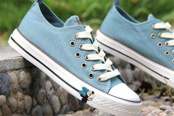 帆布鞋和運動鞋的區(qū)別 材質(zhì)功能都不同 帆布鞋和運動鞋的區(qū)別 材質(zhì)功能都不同