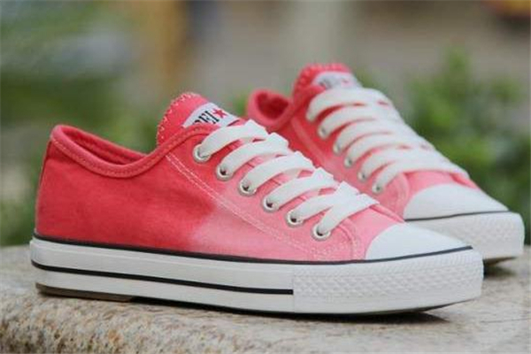 帆布鞋和運動鞋的區(qū)別 材質(zhì)功能都不同 帆布鞋和運動鞋的區(qū)別 材質(zhì)功能都不同