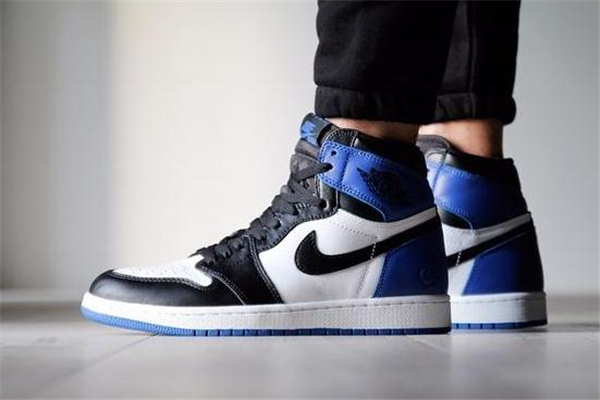 aj1小閃電和大閃電區(qū)別 細(xì)節(jié)很不一樣 aj1小閃電和大閃電區(qū)別 細(xì)節(jié)很不一樣