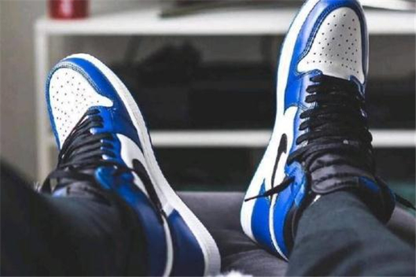 aj1影子灰和小閃電哪個好 前者更搶手 aj1影子灰和小閃電哪個好 前者更搶手