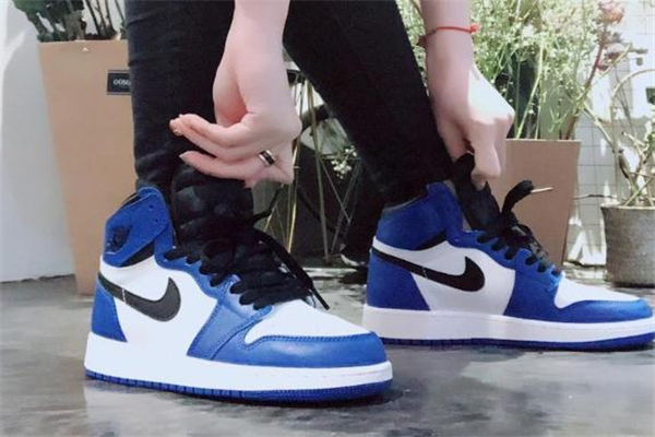 aj1影子灰和小閃電哪個好 前者更搶手 aj1影子灰和小閃電哪個好 前者更搶手