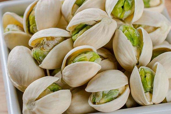 開(kāi)心果是自己開(kāi)口的嗎 成熟后自動(dòng)裂開(kāi) 開(kāi)心果是自己開(kāi)口的嗎 成熟后自動(dòng)裂開(kāi)