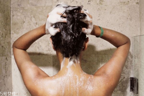 怎么看自己是否脫發(fā) 換季脫發(fā)厲害怎么辦 怎么看自己是否脫發(fā) 換季脫發(fā)厲害怎么辦