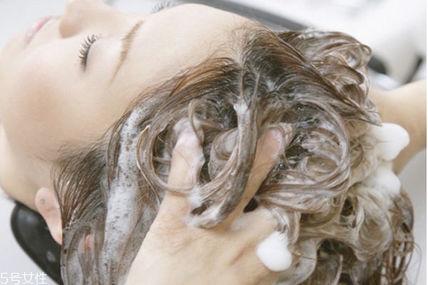 怎么看自己是否脫發(fā) 換季脫發(fā)厲害怎么辦 怎么看自己是否脫發(fā) 換季脫發(fā)厲害怎么辦