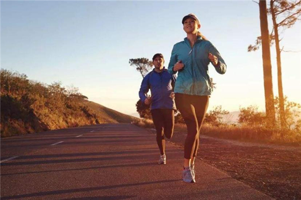 冬天跑步穿什么衣服 既要保暖又要輕便 冬天跑步穿什么衣服 既要保暖又要輕便